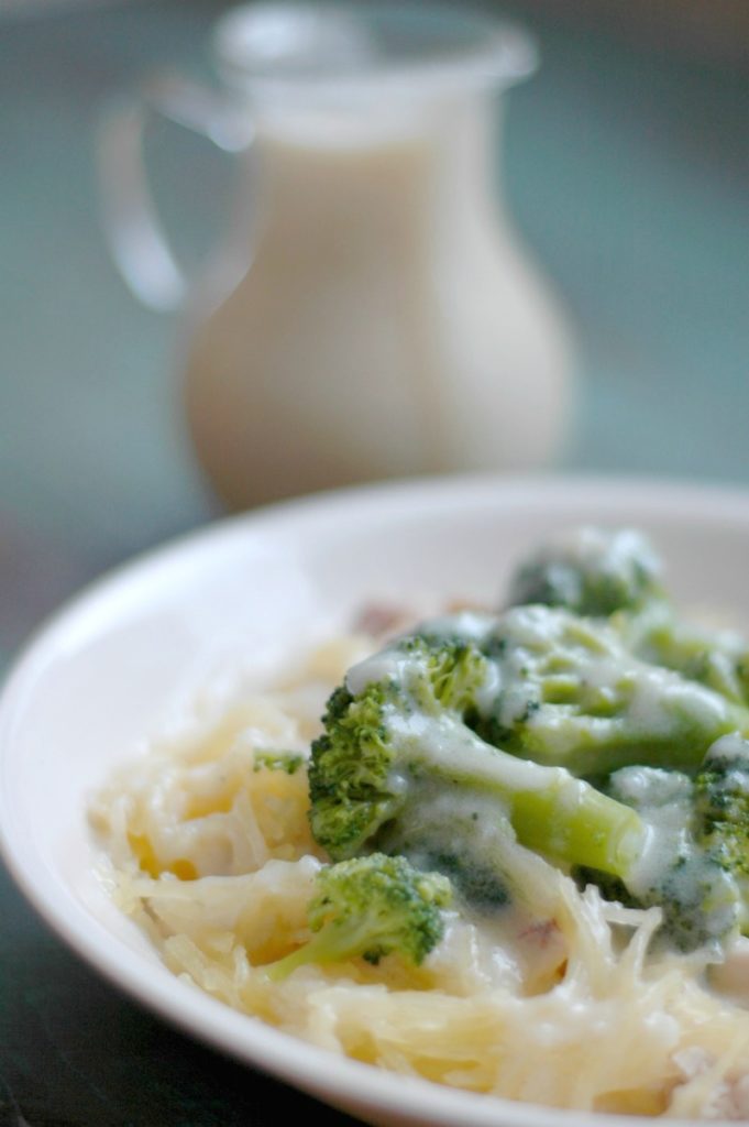 10 Minute Homemade Alfredo Sauce :: Dairy and Dairy Free Options!