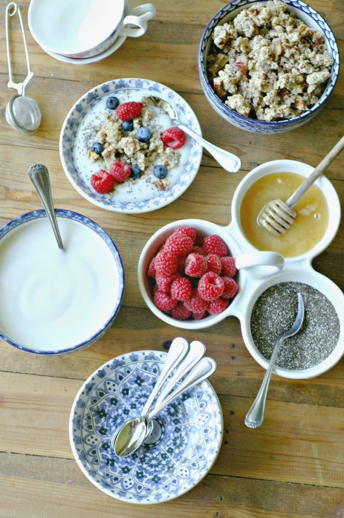 How To Make A Healthy Yogurt Breakfast Bar :: A simple weekday breakfast idea!